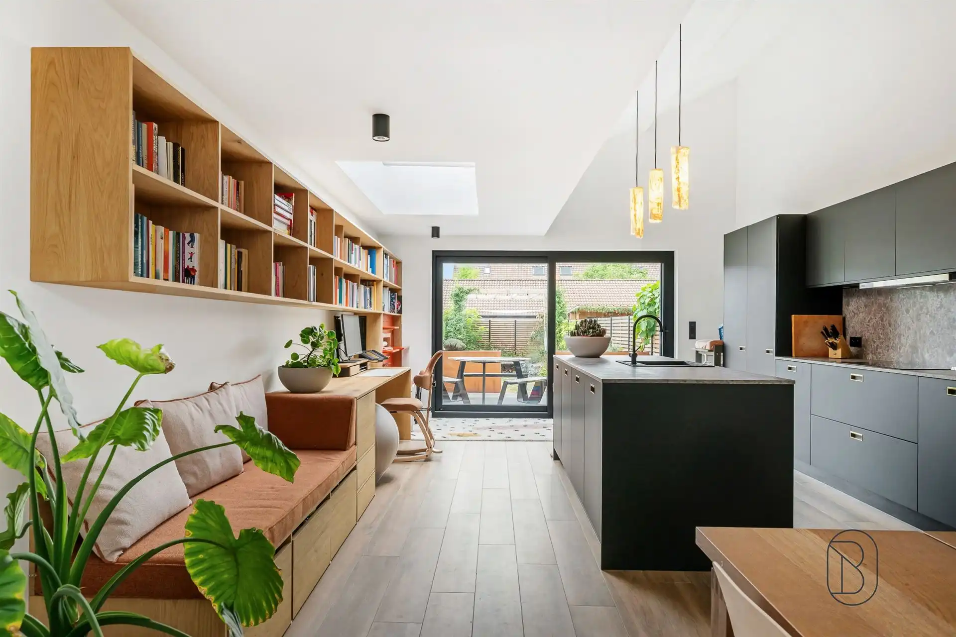 Recent gerenoveerde woning met 3 slk en leuke tuin! foto 8