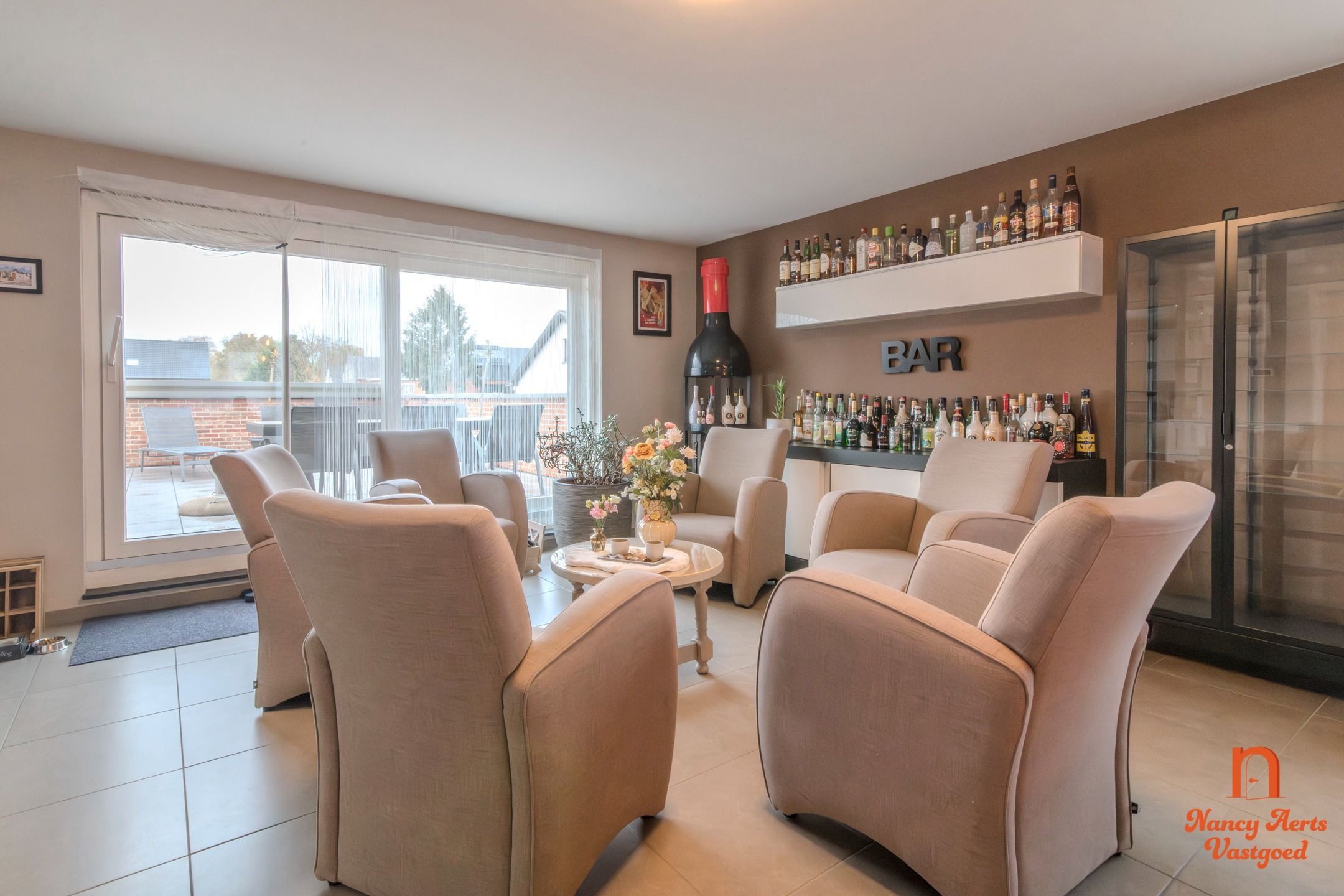 Lichtrijk duplexappartement met ruim terras en eigen ingang foto 8