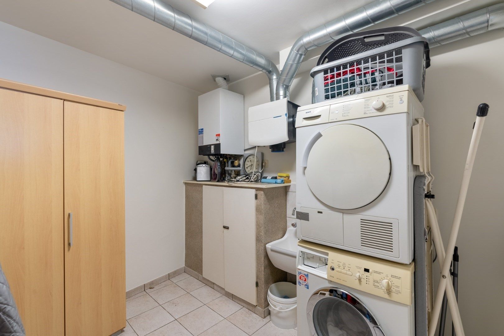 Statige herenwoning met tuin, herbestemd tot meergezinswoning met twee wooneenheden en garages in het centrum van Hoeselt foto 7