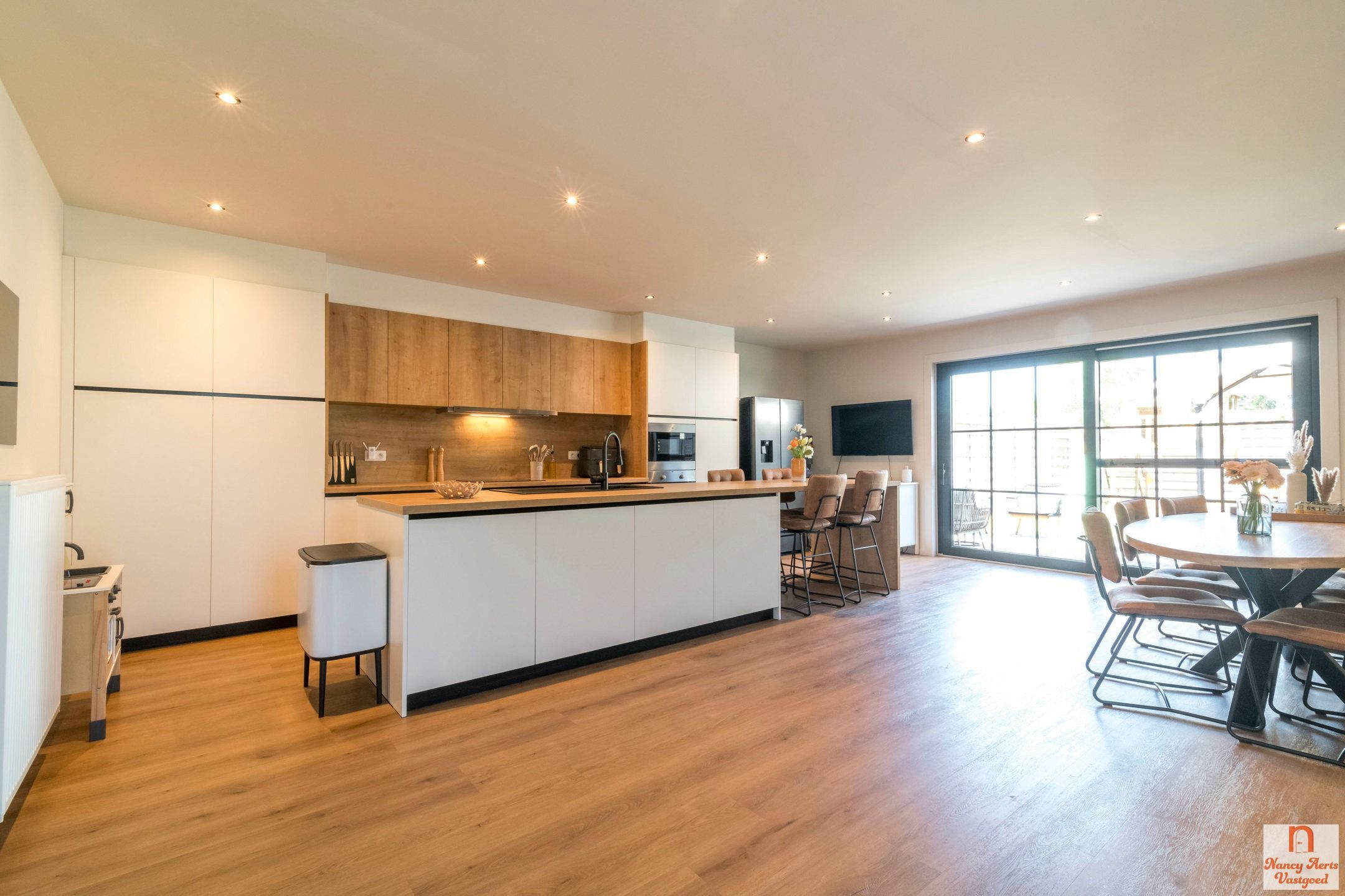 Volledig gerenoveerde woning met bijbouw en grote tuin foto 10