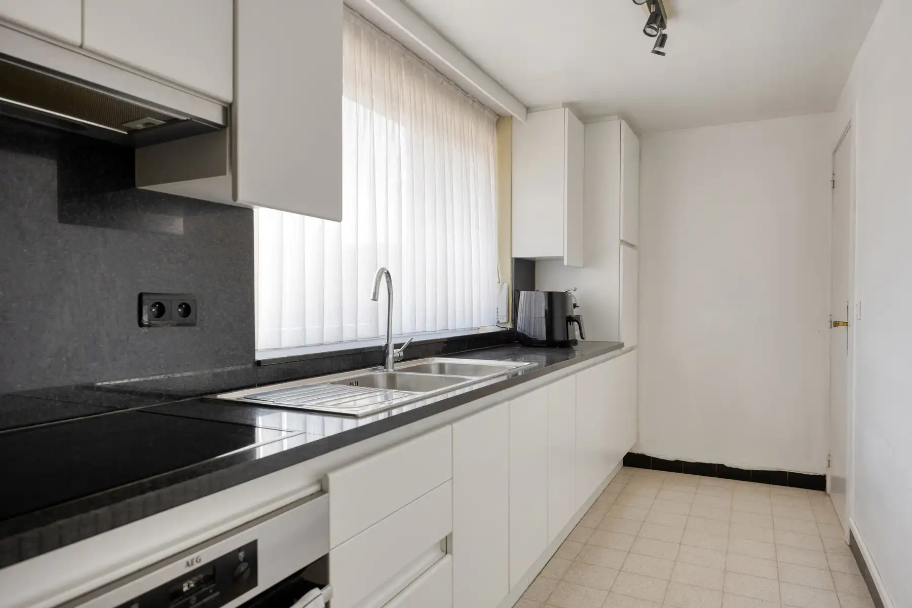 Zeer goedgelegen halfopen bebouwing met garage!! foto 7