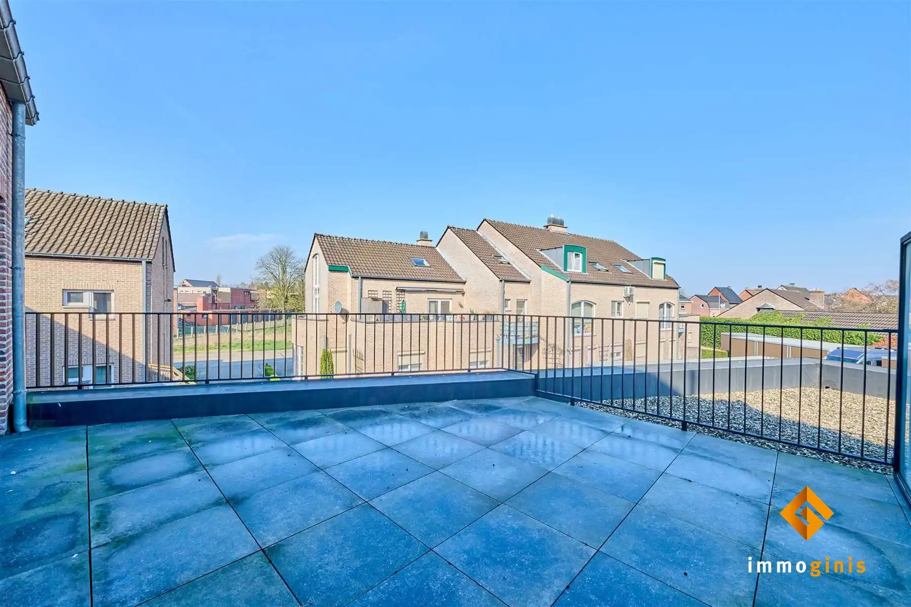 Ruim duplexappartement met 2 slaapkamers, groot terras, kelderberging en carport. foto 13