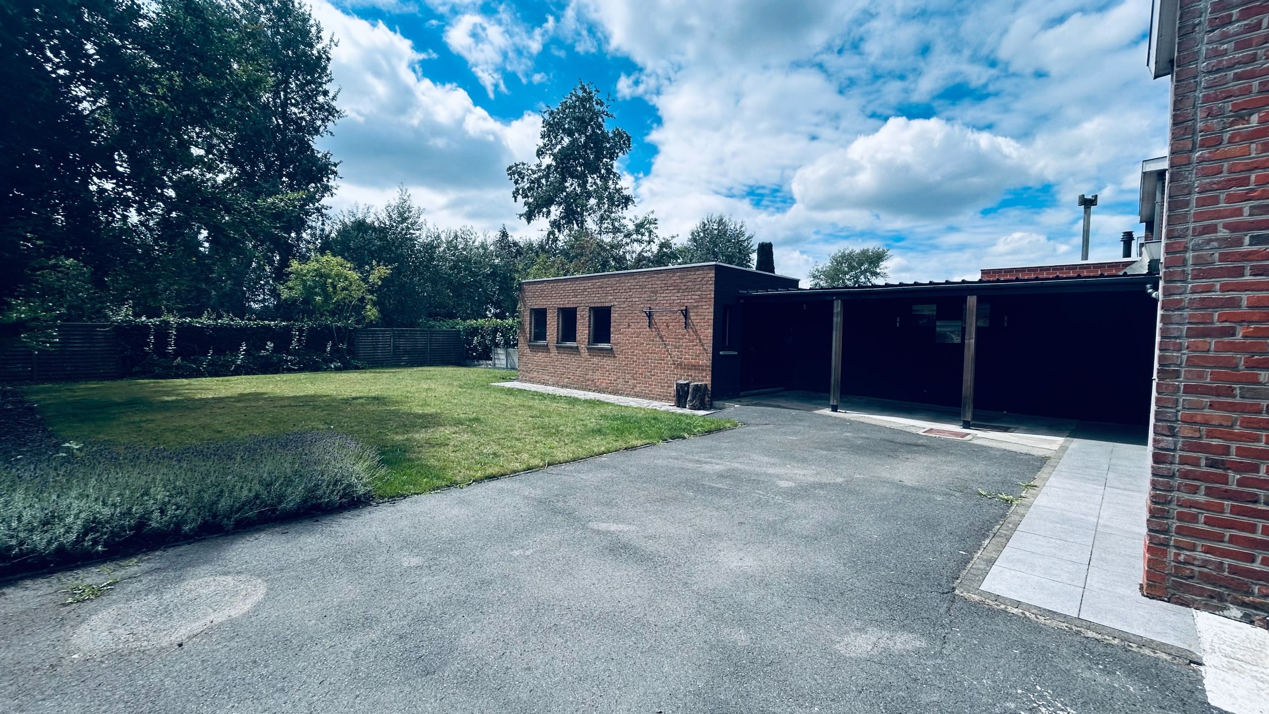 Centraal gelegen halfopen bebouwing met: oprit, tuin en garage foto 10