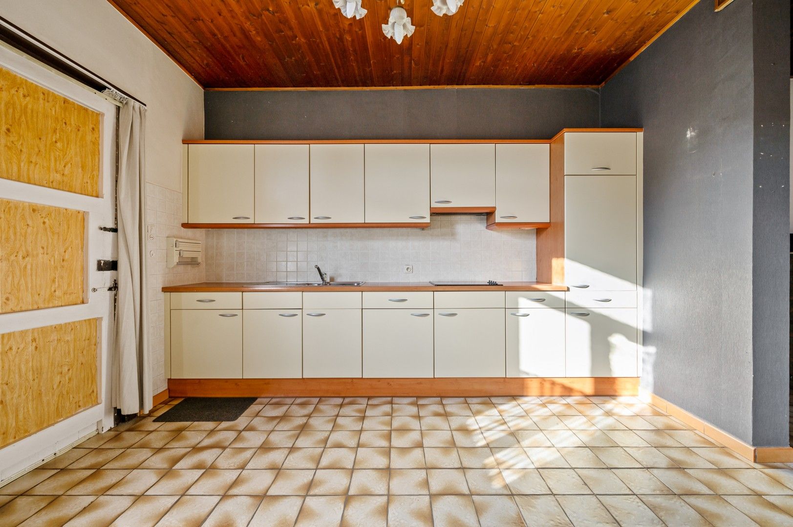 Te renoveren charmante woning in de dorpskern van Westmeerbeek! foto 6