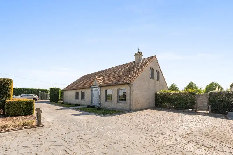 Uitzonderlijke villa-landhuis met bijgebouwen op een prachtig domein. foto 3