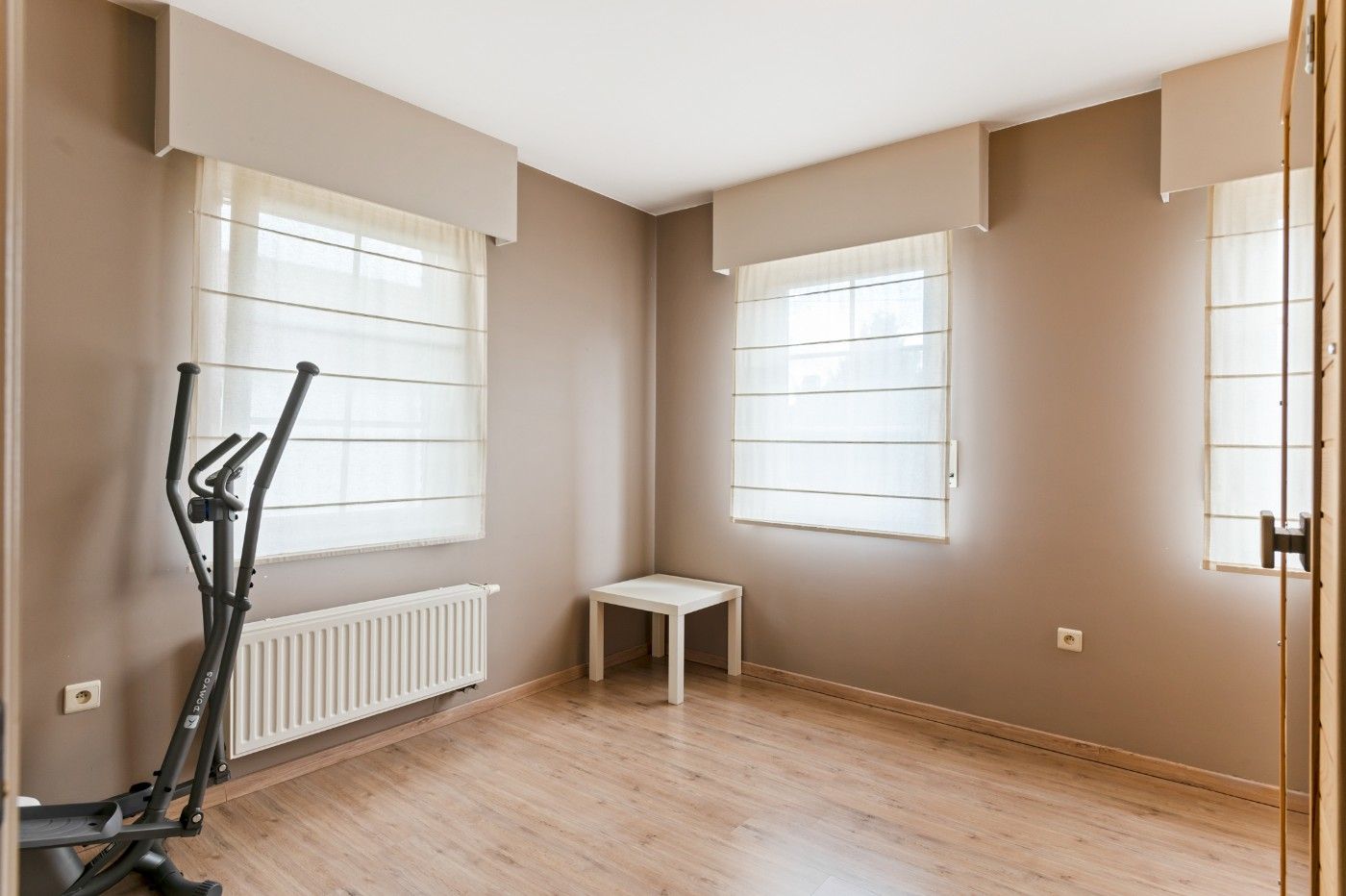 Recente, grote HOB met 4+ slpk., dubbele garage, weide en stallen foto 18