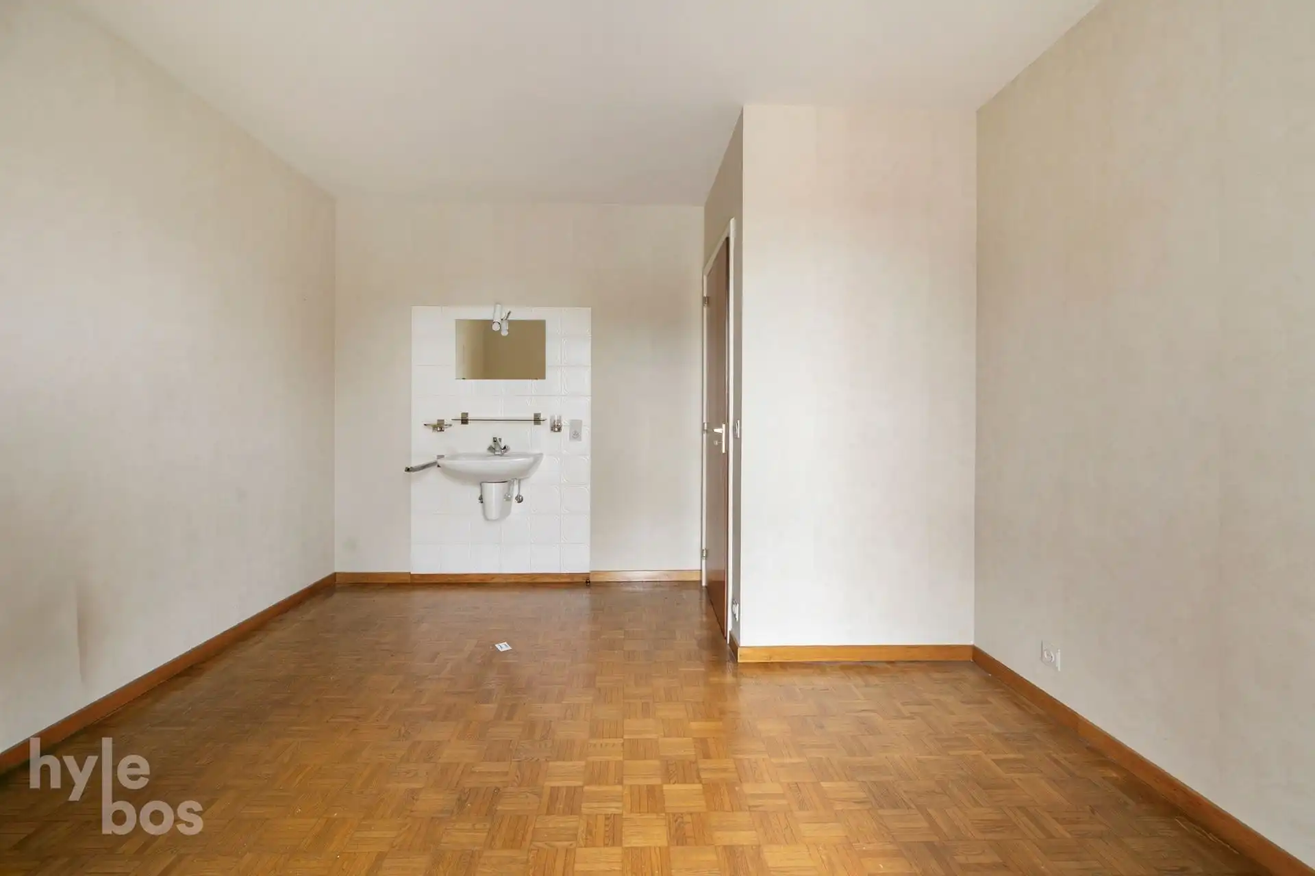 Centraal gelegen 2 slaapkamer appartement met garage foto 11