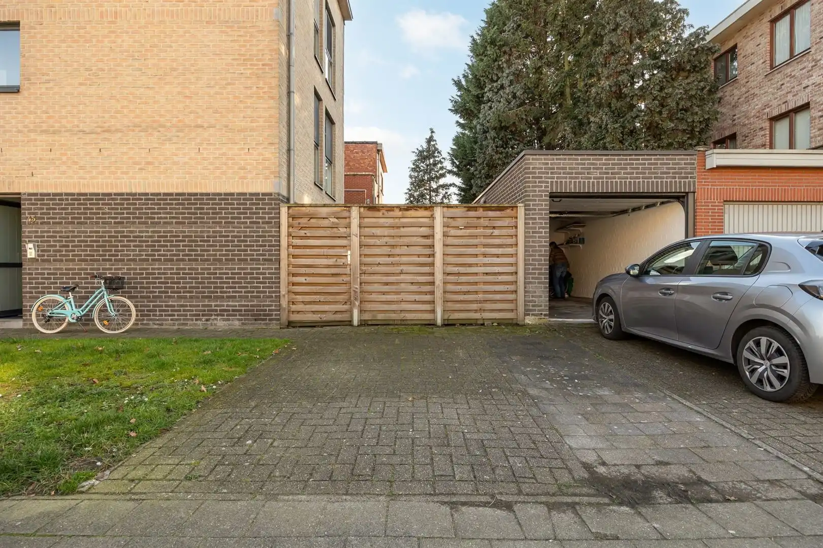 Eigentijds gelijkvloers appartement met 2 slaapkamers, terras en autostaanplaats foto 12