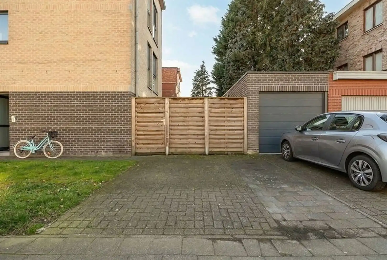 Eigentijds gelijkvloers appartement met 2 slaapkamers, terras en autostaanplaats foto 12