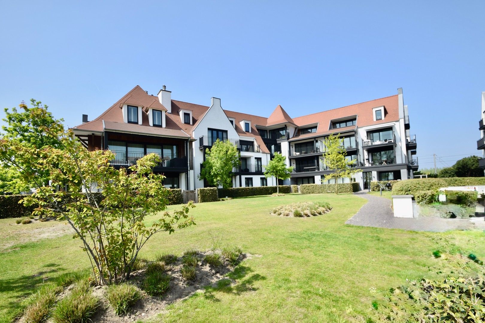 Hoekappartement te huur in Duinenwater met een prachtig zonneterras genietend van het frontaal meerzicht. foto 8