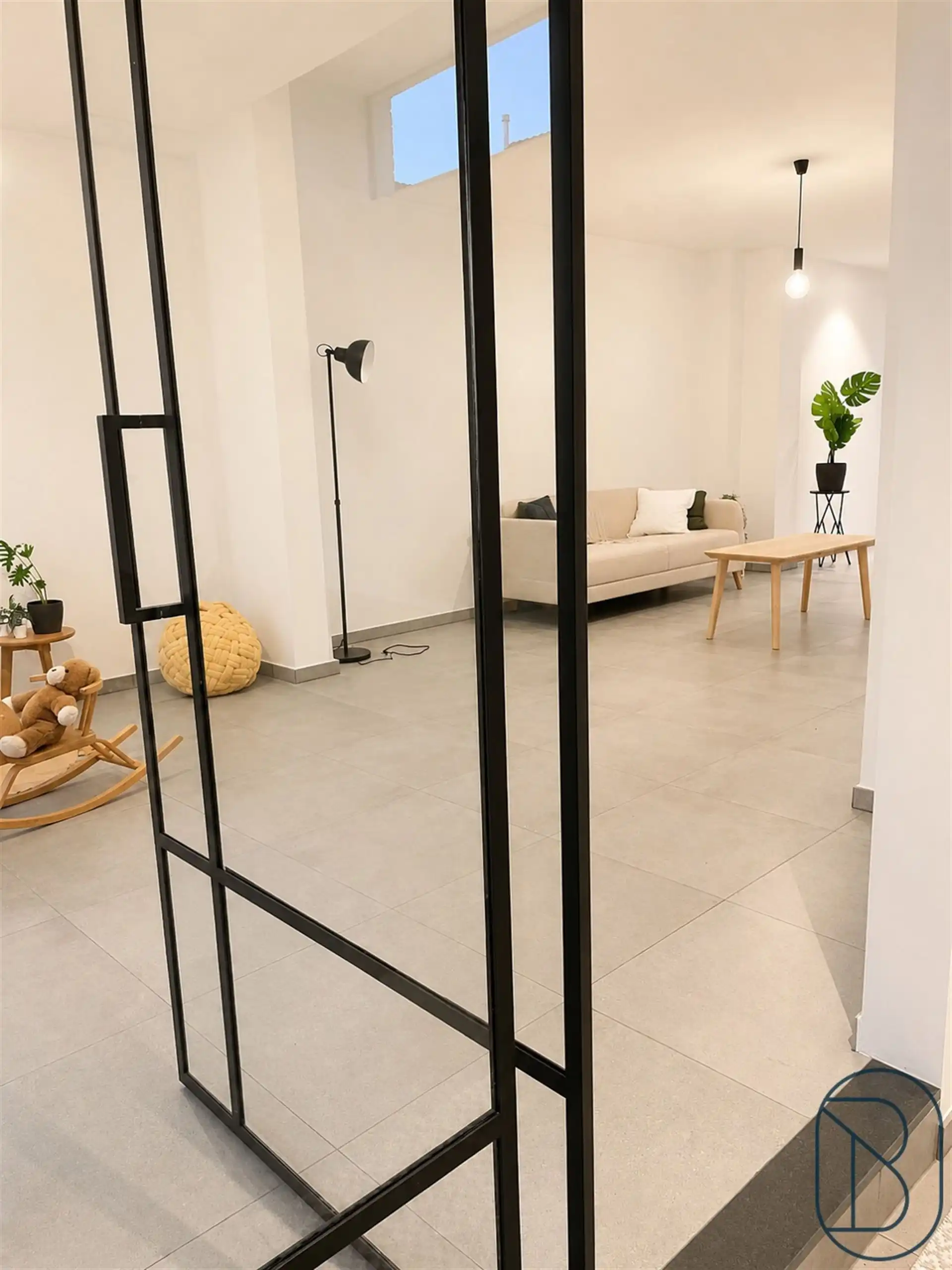 Volledig gerenoveerde woning met 3slpk, tuin en uitweg! foto {{pictureIndex}}