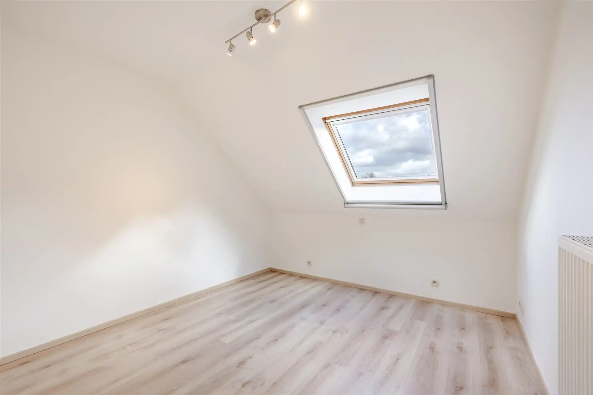 Instapklaar appartement met garagebox, centrum Laarne! foto 16