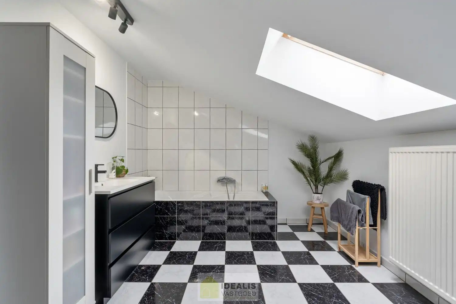 IDEALIS VASTGOED – ZEER RUIME EENGEZINSWONING MET EEN KNAPPE LEEFRUIMTE MET AANSLUITEND OPEN MODERNE KEUKEN, MOMENTEEL 3 SLAAPKAMERS MAAR MOGELIJKHEID TOT 4 SLAAPKAMERS, 2 BADKAMERS, ONDERKELDERD EN VOLLEDIG AANGELEGD MET EEN KNAPPE TUIN EN HEERLIJK OVERDEKT TERRAS OP EEN PERCEEL VAN 5A 63CA! Deze ruime gezinswoning omvat +- 215m² netto bewoonbare oppervlakte met een aangename woonkamer bestaande uit zit-en eetgedeelte, een open moderne keuken, 3 slaapkamers maar mogelijkheid tot 4 slaapkamers en 2 badkamers. Een unieke kans voor kandidaten op zoek naar een ééngezinswoning voorzien van alle faciliteiten en comfort op een fijne locatie in een residentiële wijk tussen de centra van Oudsbergen, Bocholt, Bree en Peer! De huidige eigenaars hebben de woning in 2023 grondig gerenoveerd en o.a. voorzien van vloerverwarming, een warmtepompboiler en 2 lucht-luchtsystemen om te koelen en warmen!! foto 21