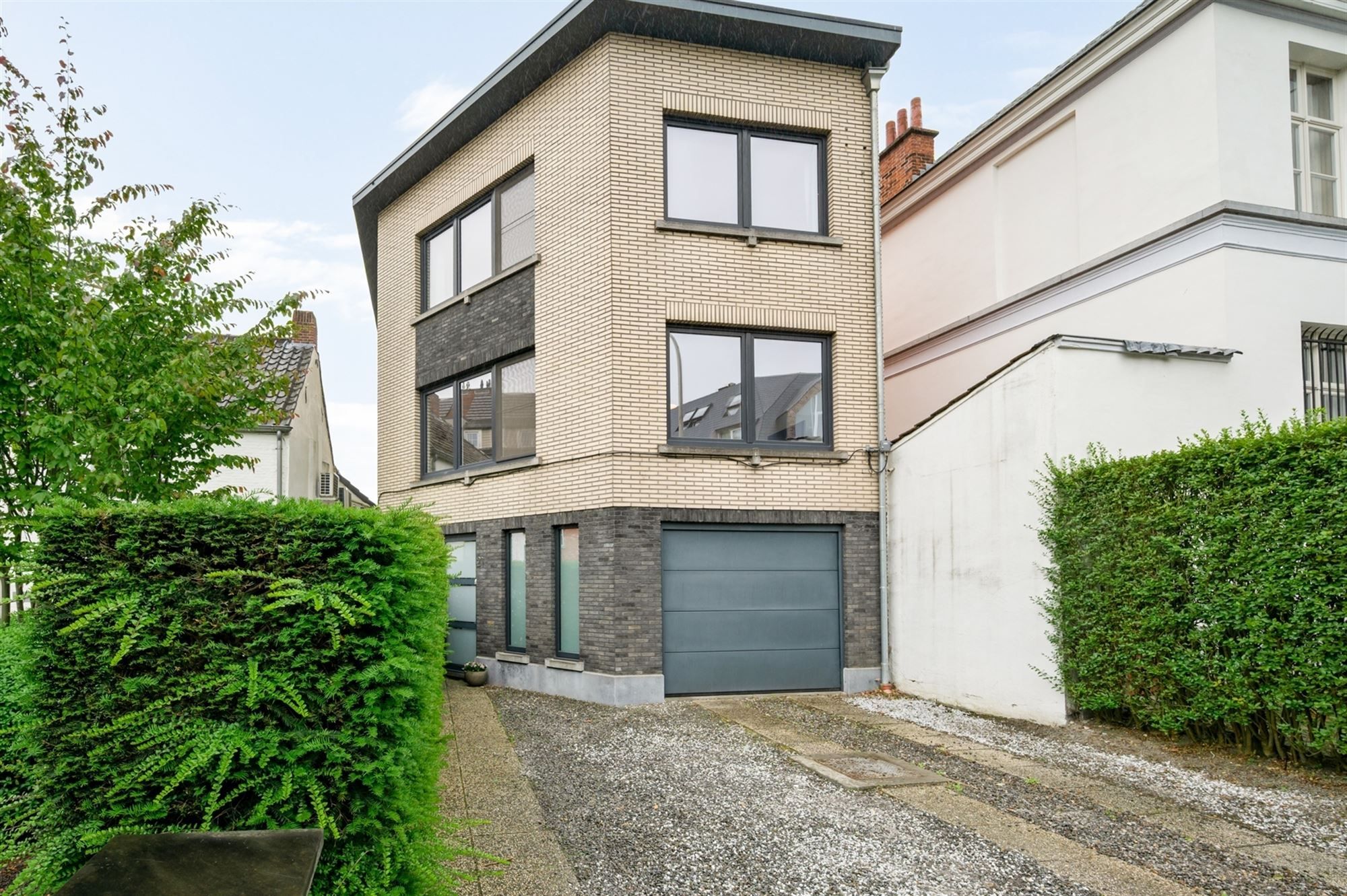 Instapklare woning te Koningshooikt met mogelijkheid tot 5 slaapkamers  foto {{pictureIndex}}