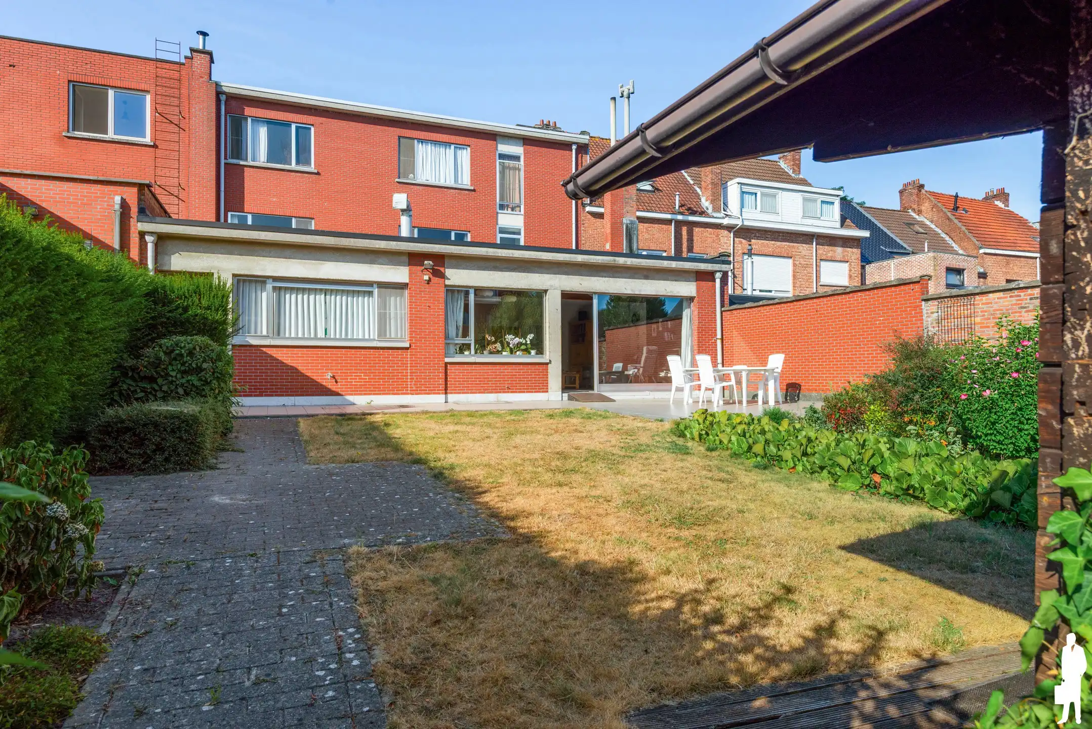 Te renoveren woning met veel mogelijkheden foto 2