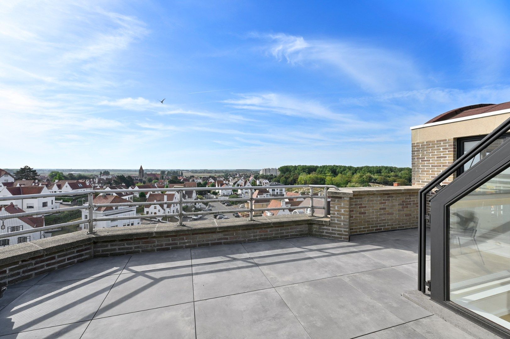 Prachtig duplex appartement met 18 meter gevelbreedte en groot zuid gericht terras met open zicht over het Knokse hinterland foto 2
