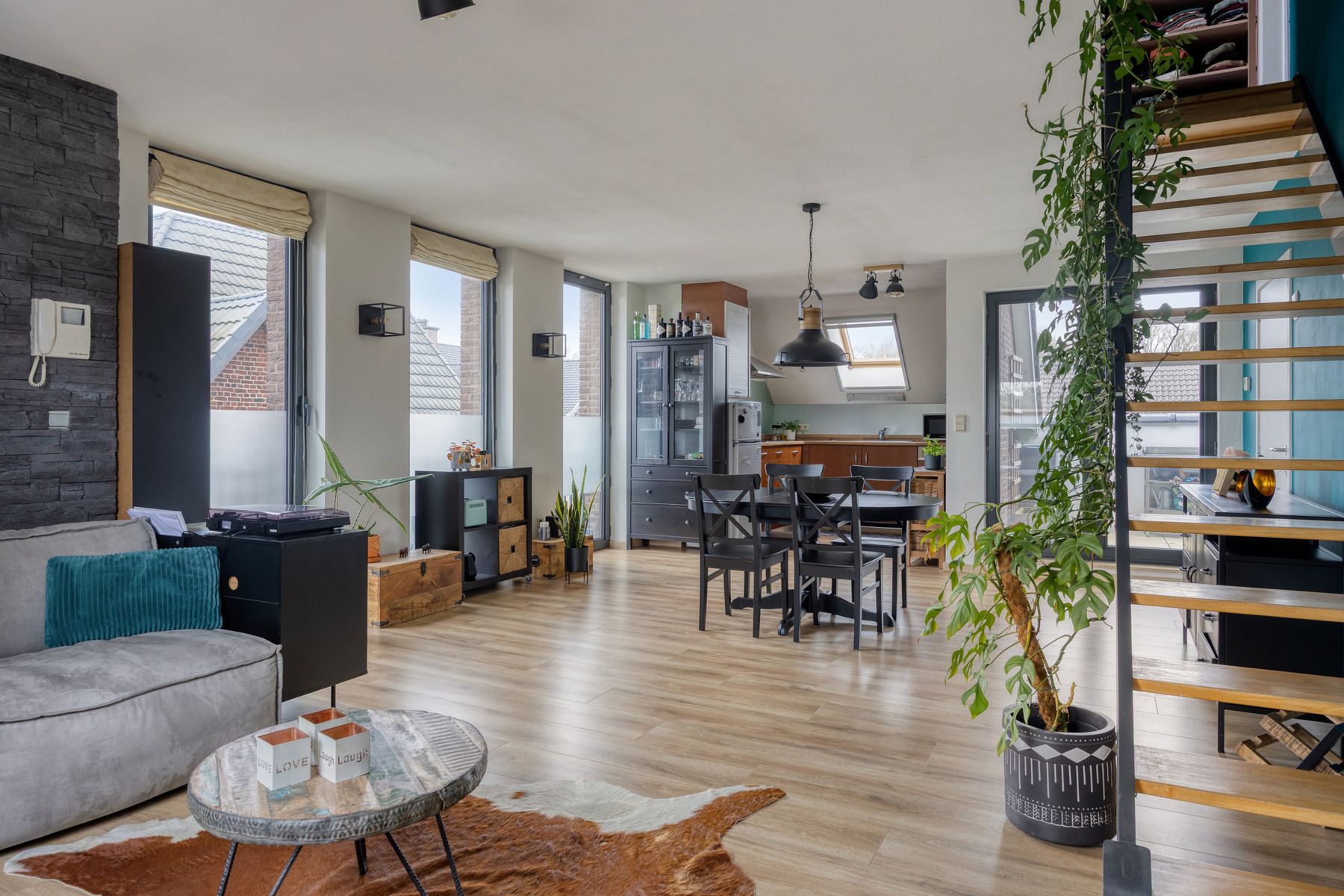 RUIM, INSTAPKLAAR DUPLEXAPPARTEMENT (MOGELIJKE OPBRENGSTEIGENDOM) MET 2 SLAAPKAMERS, TERRAS, KELDERBERGING EN AUTOSTAANPLAATS IN HET CENTRUM VAN ZUTENDAAL ! foto 4