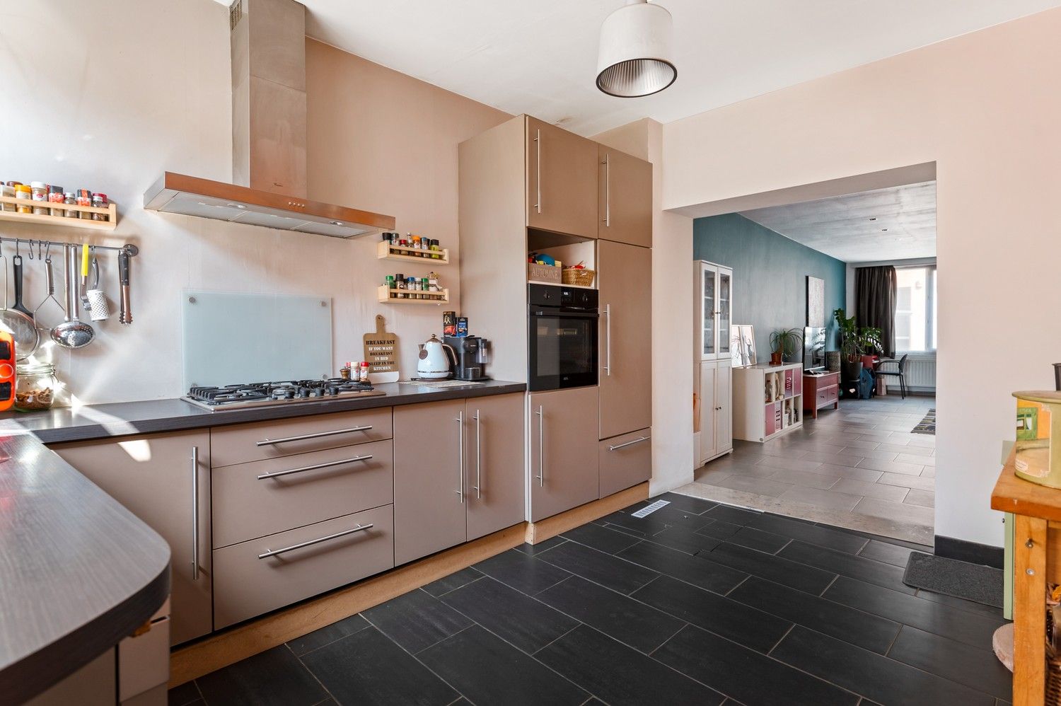Woning met 3 slaapkamers, tuin en kelder te koop in Merksem! foto 4