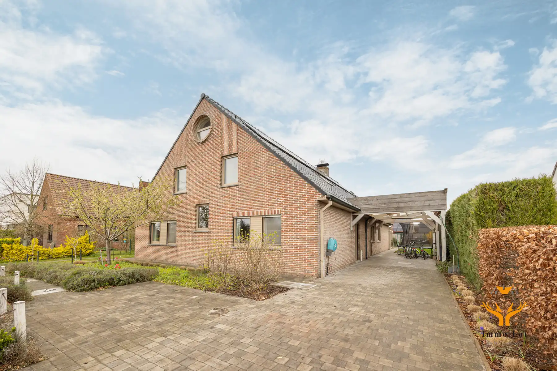 Instapklare gezinswoning met 7 slpk en tal van mogelijkheden foto {{pictureIndex}}