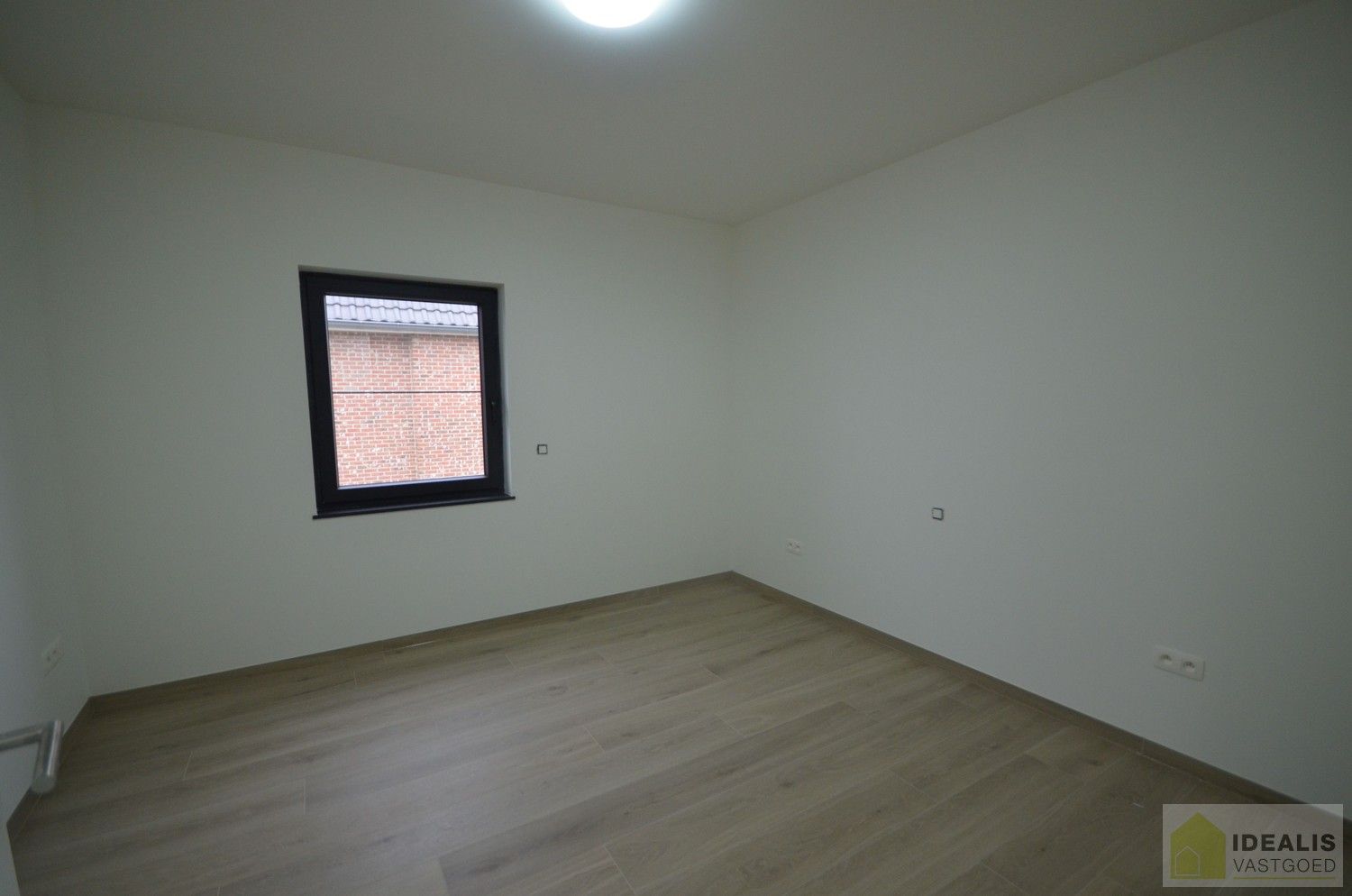 IDEALIS VASTGOED  - Uiterst ruime nieuwbouwwoning met een fijne leefruimte, 4 slaapkamers, praktische wasruimte en inbouwkasten! De woning is volledig geschilderd en dus instapklaar!! Centrale ligging t.o.v. het centrum van Overpelt, alsook vlakbij expresweg A24. foto 13