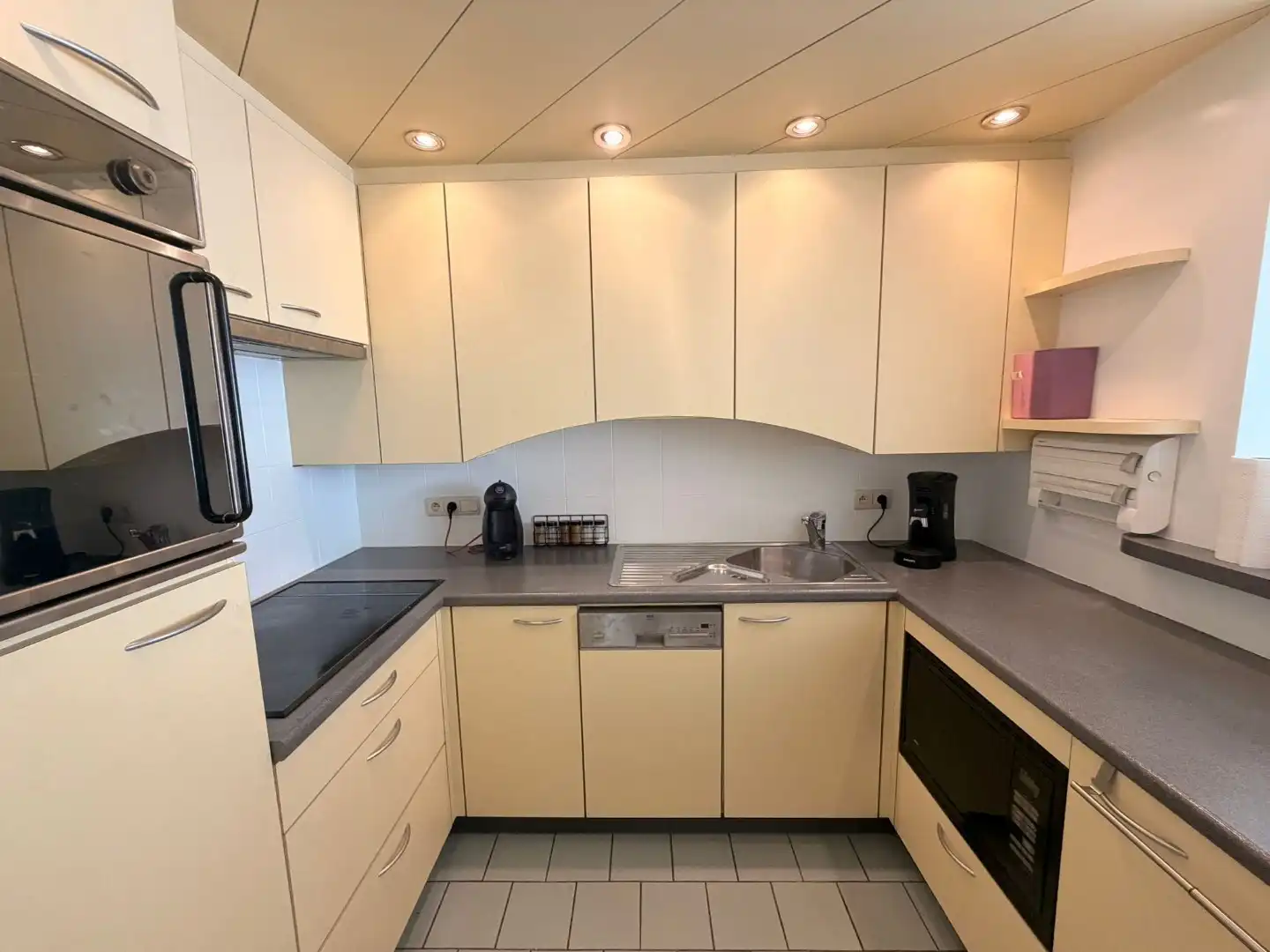 Instapklaar appartement op de hoogste verdieping, vlak achter de Zeedijk foto 6