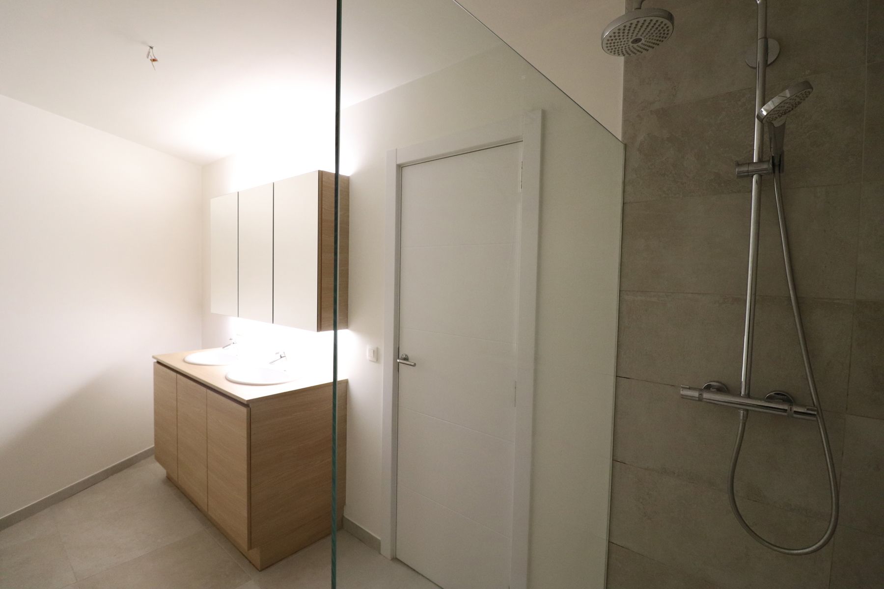 Prachtig appartement (2 slaapkamers met apart bureel) van 103m² op het gelijkvloers rechts met tuin en ondergrondse parkeerplaats. foto 10