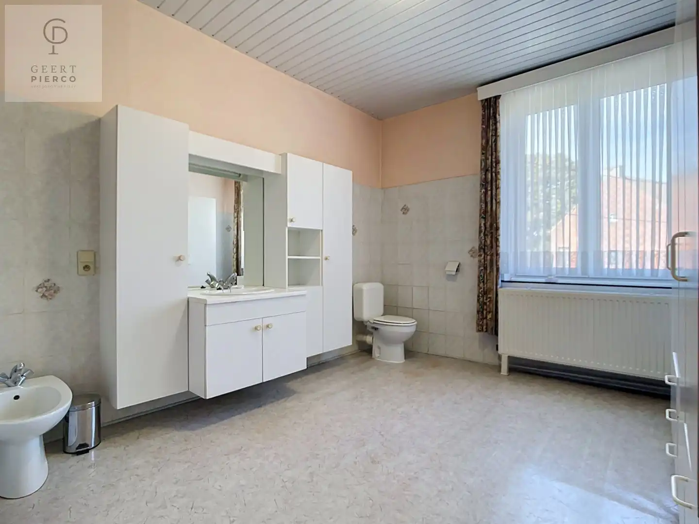 Ruime woning met binnenkoer, stallingen en tuin vlakbij oprit van E40. foto 12
