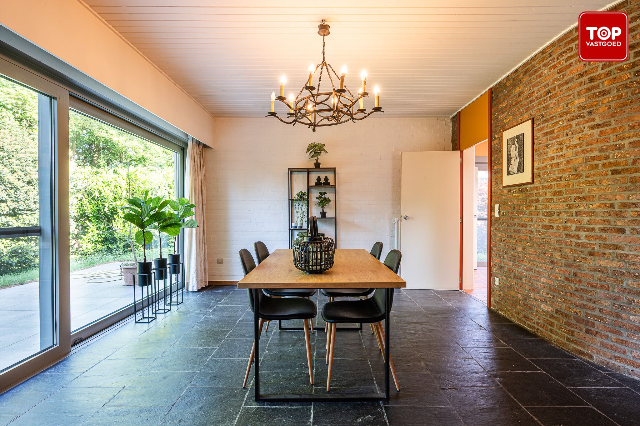 Ruime jaren zeventig villa in Mariakerke-Kolegem foto 9