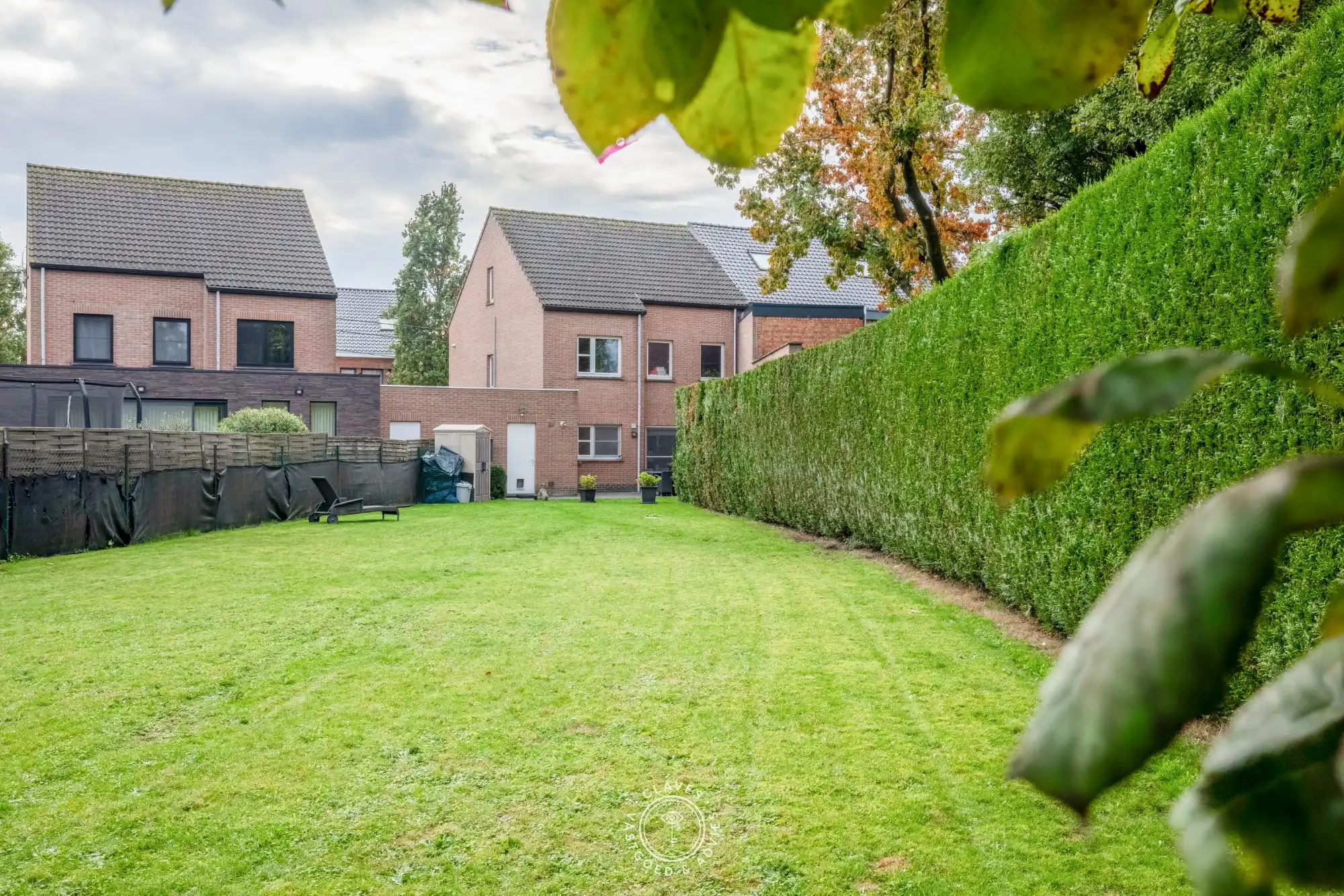 Instapklare gezinswoning met 3 slaapkamers, garage en verrassend ruime tuin in Sint-Niklaas foto {{pictureIndex}}