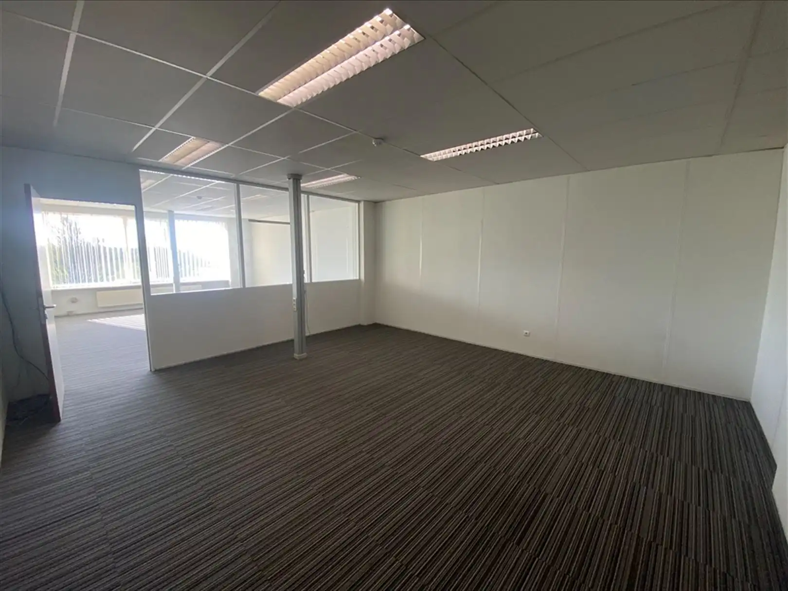 Budgetvriendelijk instapklaar kantoor op gunstige locatie foto 12