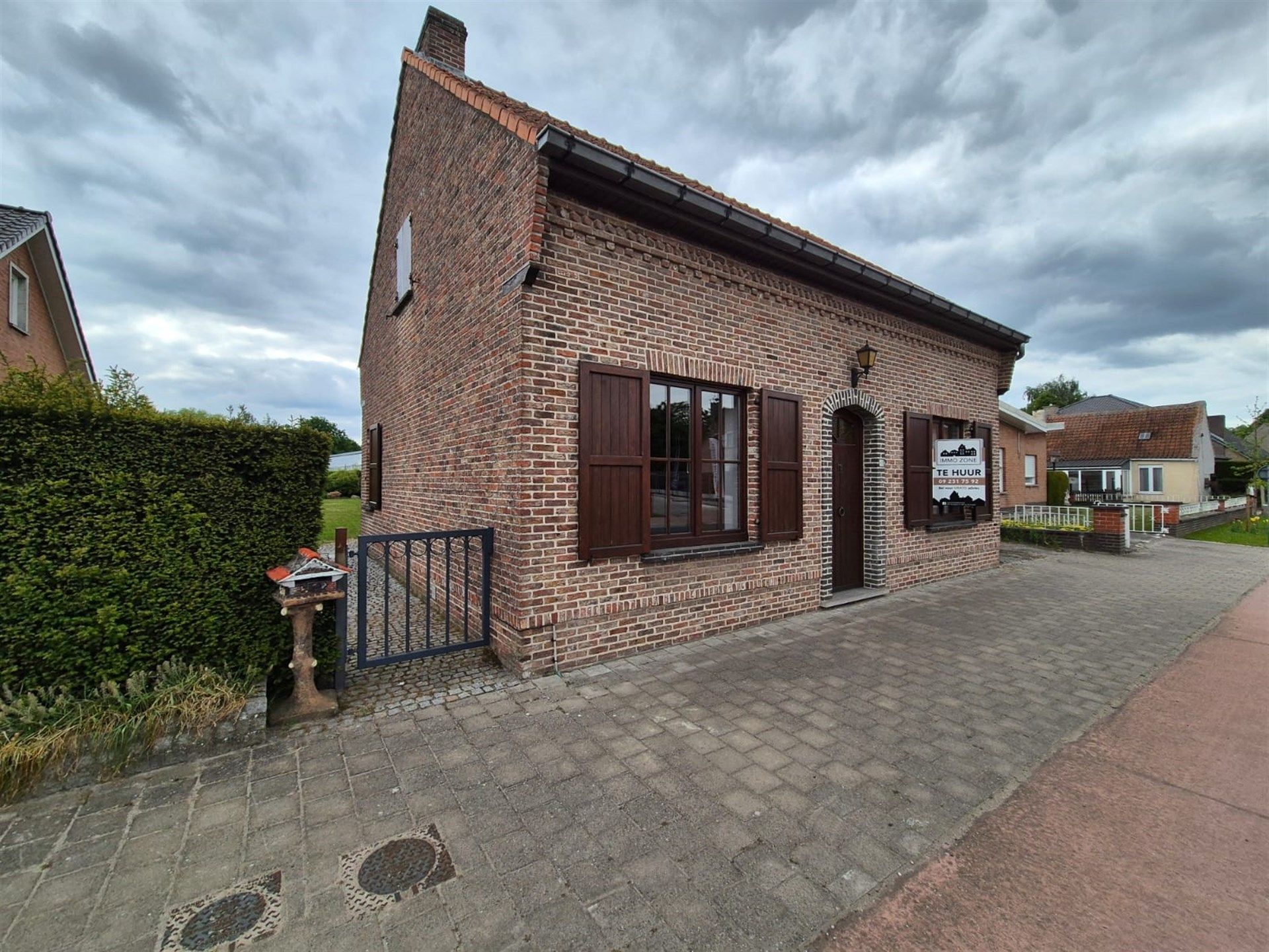 Charmante open bebouwing met tuin en dubbele garage. foto {{pictureIndex}}