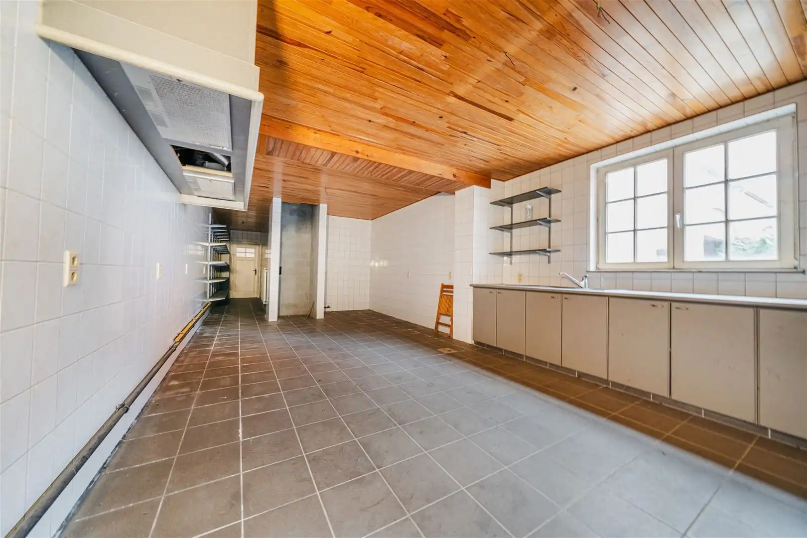 Handelscomplex met appartement in centrum Landen foto 8