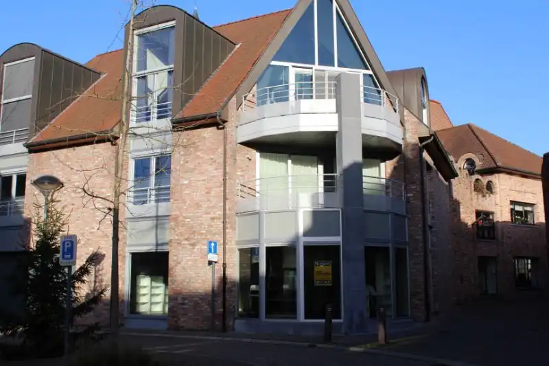 Ruim handelspand op 30 meter van de markt. foto {{pictureIndex}}