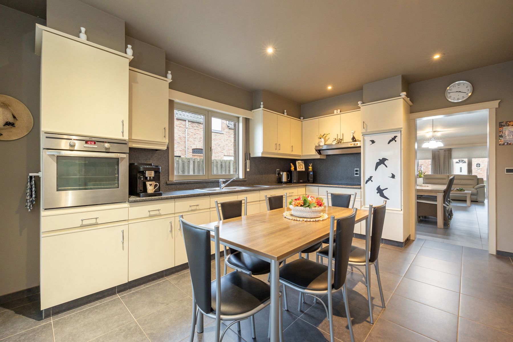 Gedeeltelijk gerenoveerde laagbouwwoning op perceel van ca. 1.516m². foto 8