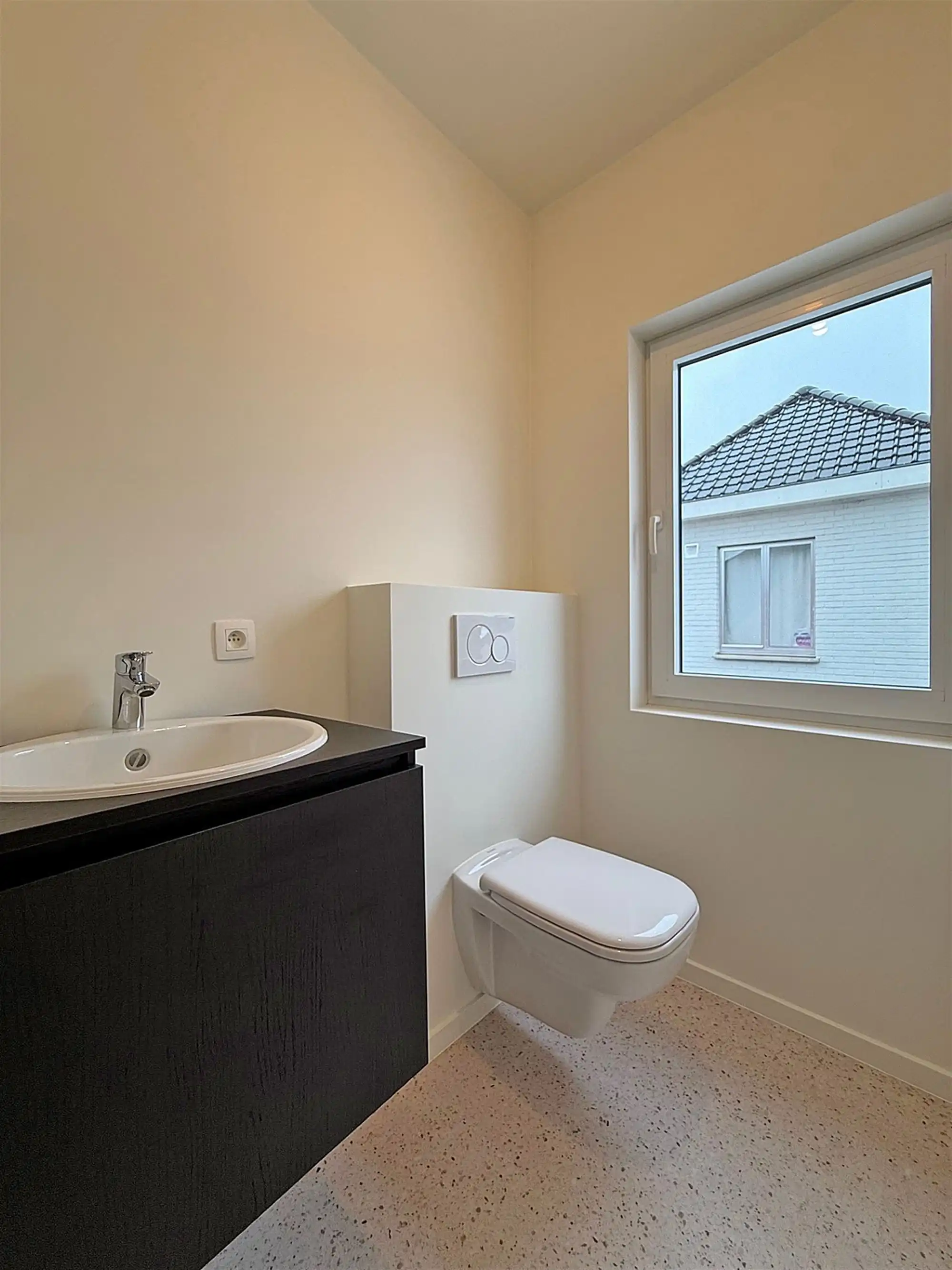 INSTAPKLARE gerenoveerde WONING met 3 slpks, badk., garage & tuintje/terras. foto 15