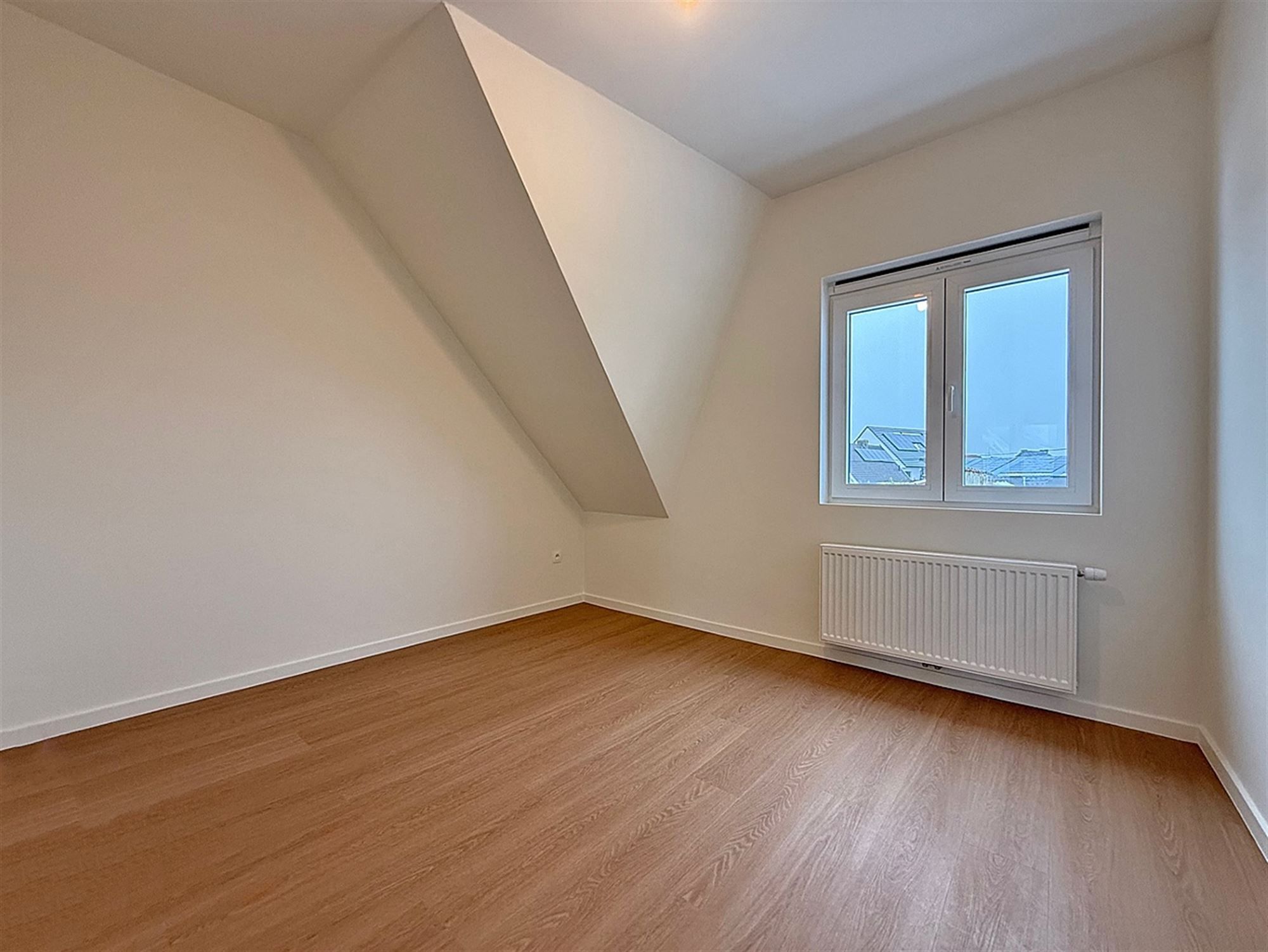 INSTAPKLARE gerenoveerde WONING met 3 slpks, badk., garage & tuintje/terras. foto 15