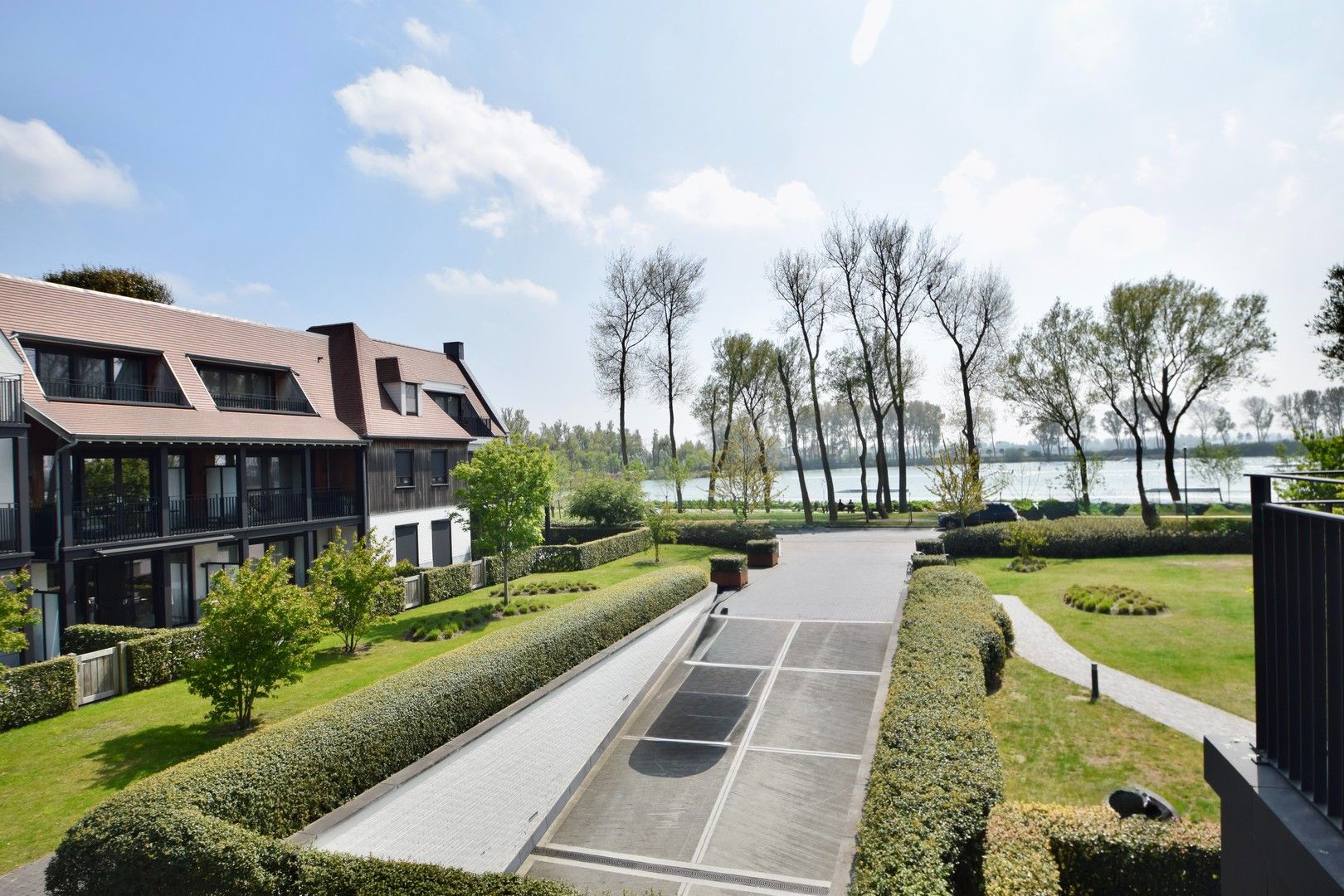 Hoekappartement te huur in Duinenwater met een prachtig zonneterras genietend van het frontaal meerzicht. foto 5
