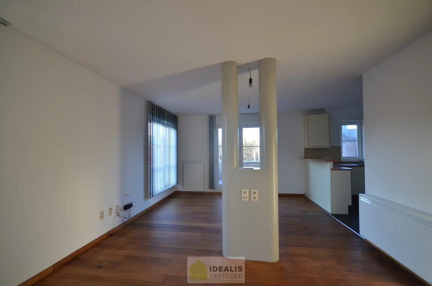 IDEALIS VASTGOED  - Ruim en aangenaam gerenoveerd appartement pal in het centrum van Berbroek (Herk-de-Stad)! Het appartement is gelegen middenin in het centrum, op wandelafstand van scholen, supermarkten, horeca en sportcentra. Het appartement biedt verder een fijne leefruimte met open keuken, 2 rustige slaapkamers, een prettige badkamer en een terras. Tevens kan men gemakkelijk parkeren in een afzonderlijke garagebox. foto 6