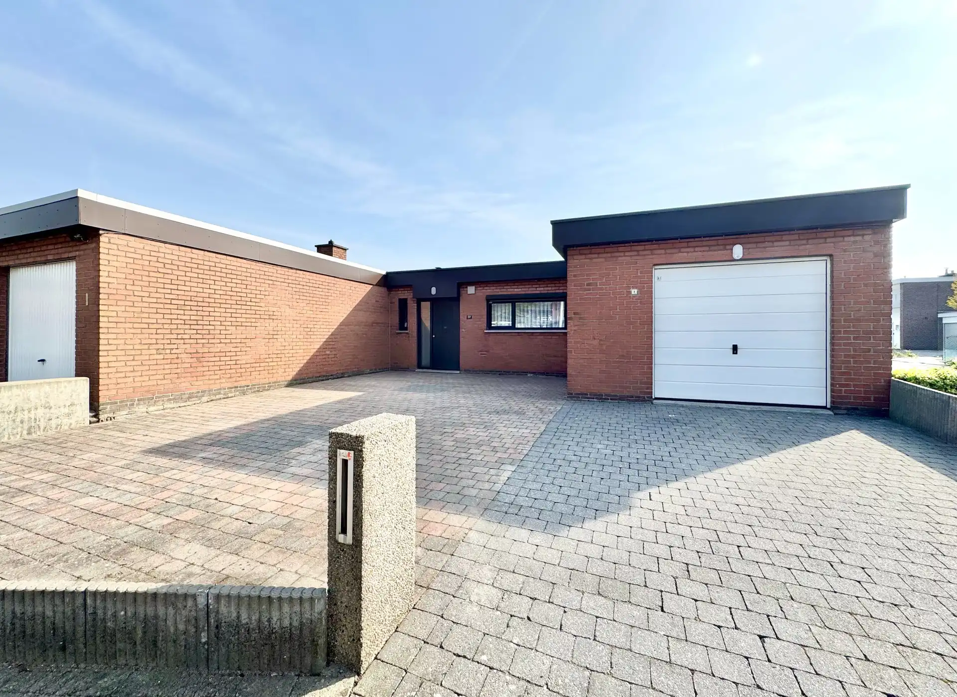 Hoofdfoto van de publicatie: GERENOVEERDE GELIJKVLOERSE WONING | 3 KAMERS | GARAGE | 274 M²