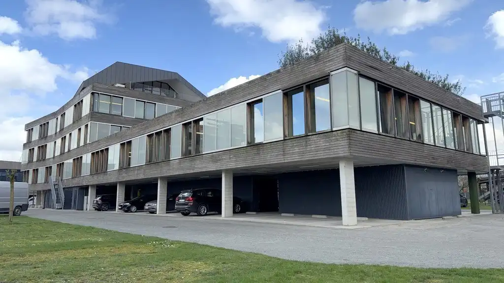 Modern kantoorgebouw te koop nabij oprit R4 in Gent foto {{pictureIndex}}