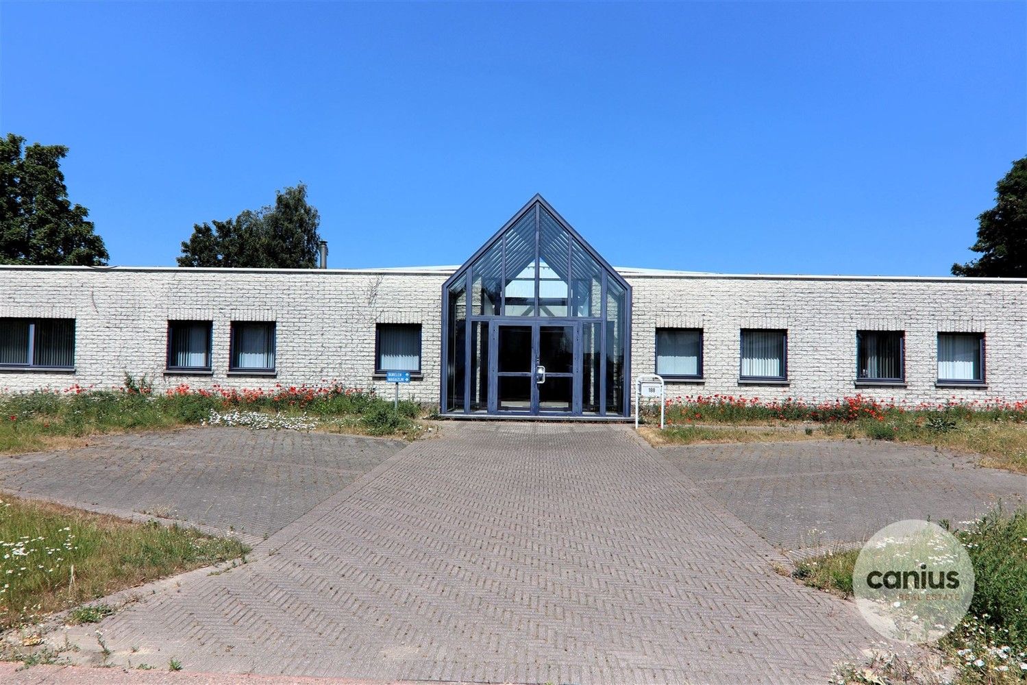 +/- 1193m² bedrijfshal met kantoren foto 2