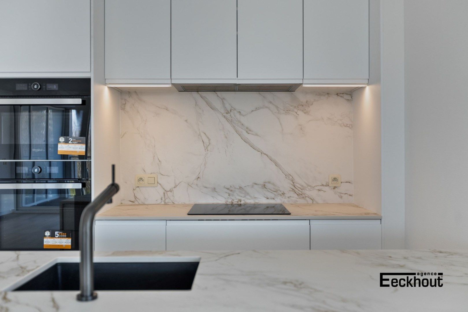 Luxe hoek-appartement met grote zonneterrassen rondom en vlakbij de zeedijk van Mariakerke! foto 7