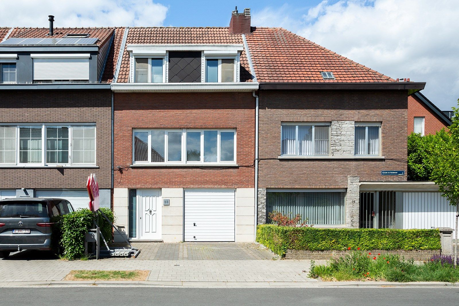 Fijne gezinswoning in een rustige, residentiële woonwijk te Mortsel foto {{pictureIndex}}