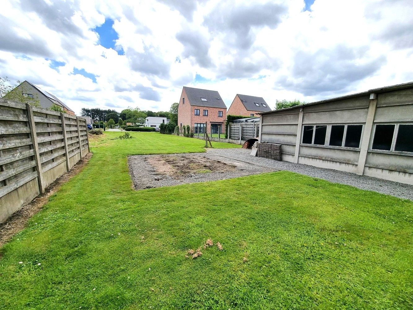 Rustig gelegen, vrijstaande woning op een ZO gericht perceel van 428m². foto 2