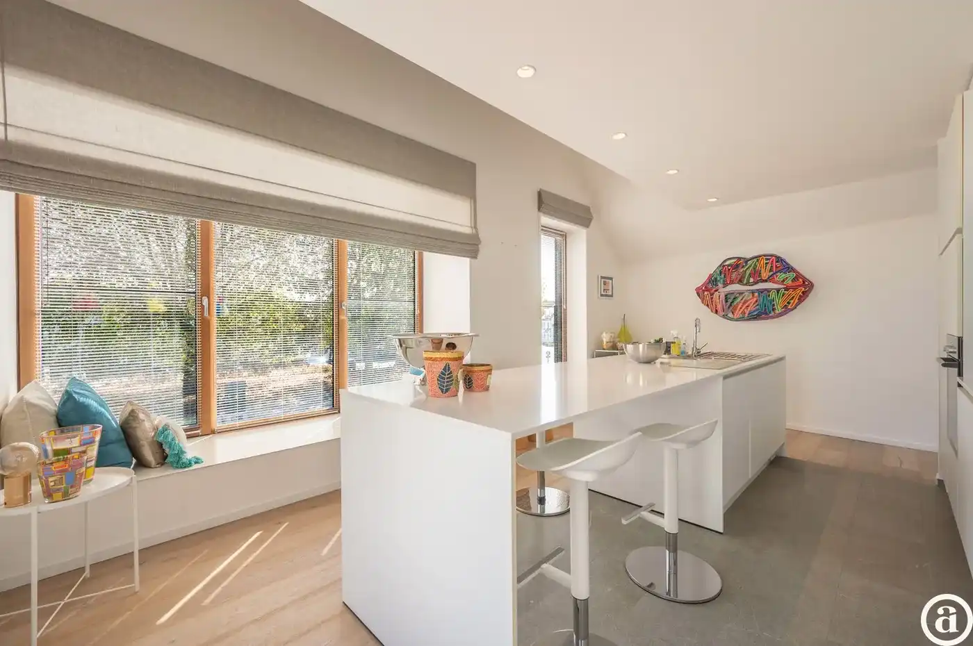 Recente woning aan het karaktervolle Oosthoekplein.          foto 9