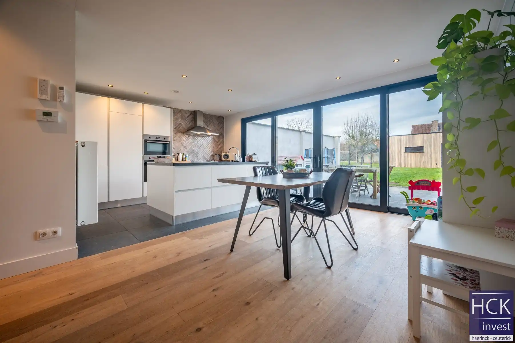 WAREGEM - Instapklare woning met 4 SLPK, mét uitweg én garage! foto 6