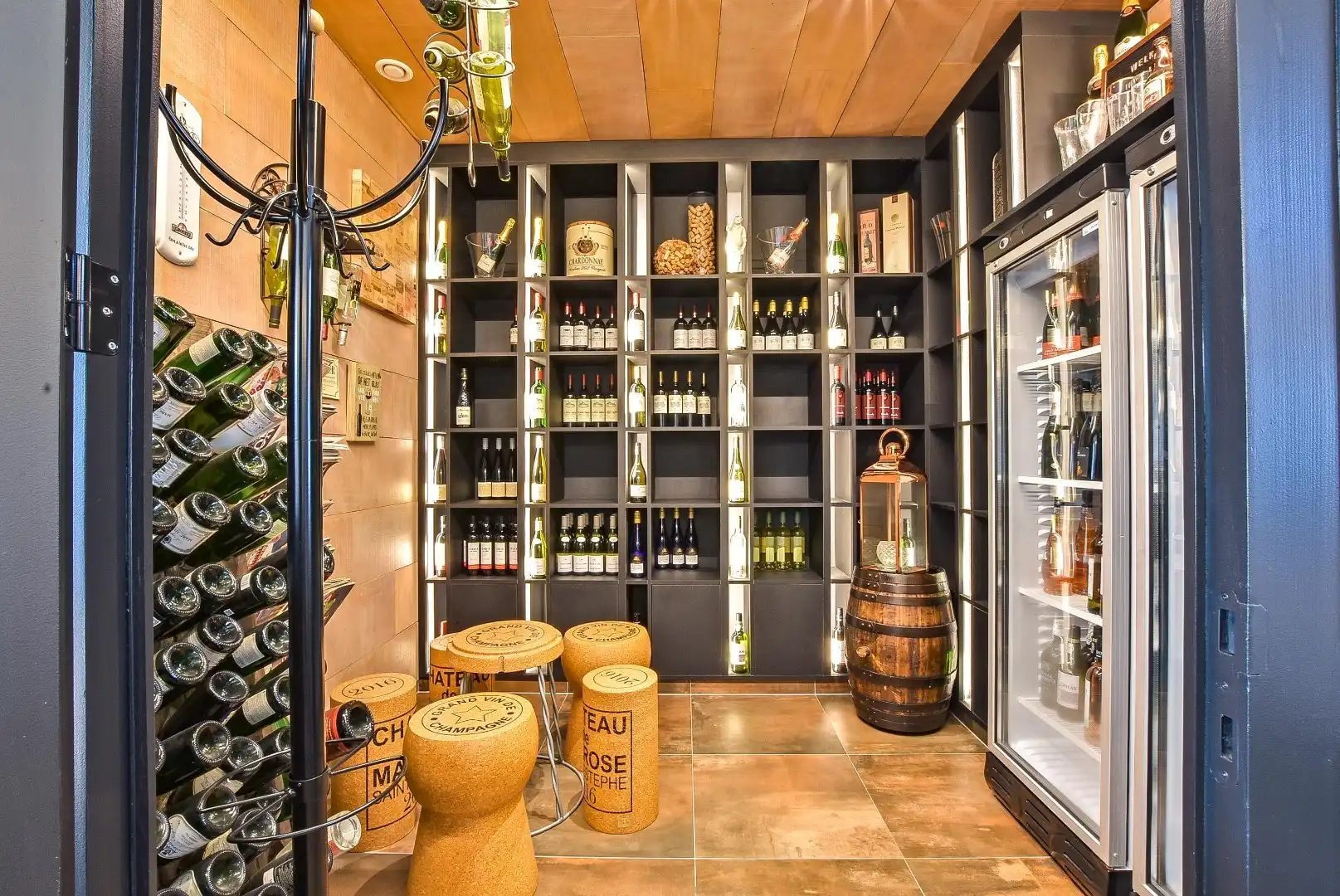 HUUR-KOOP: Restaurant 'De Haven' volledig gebouw met mogelijheden vlakbij de kaai gelegen op 313 m². foto 7