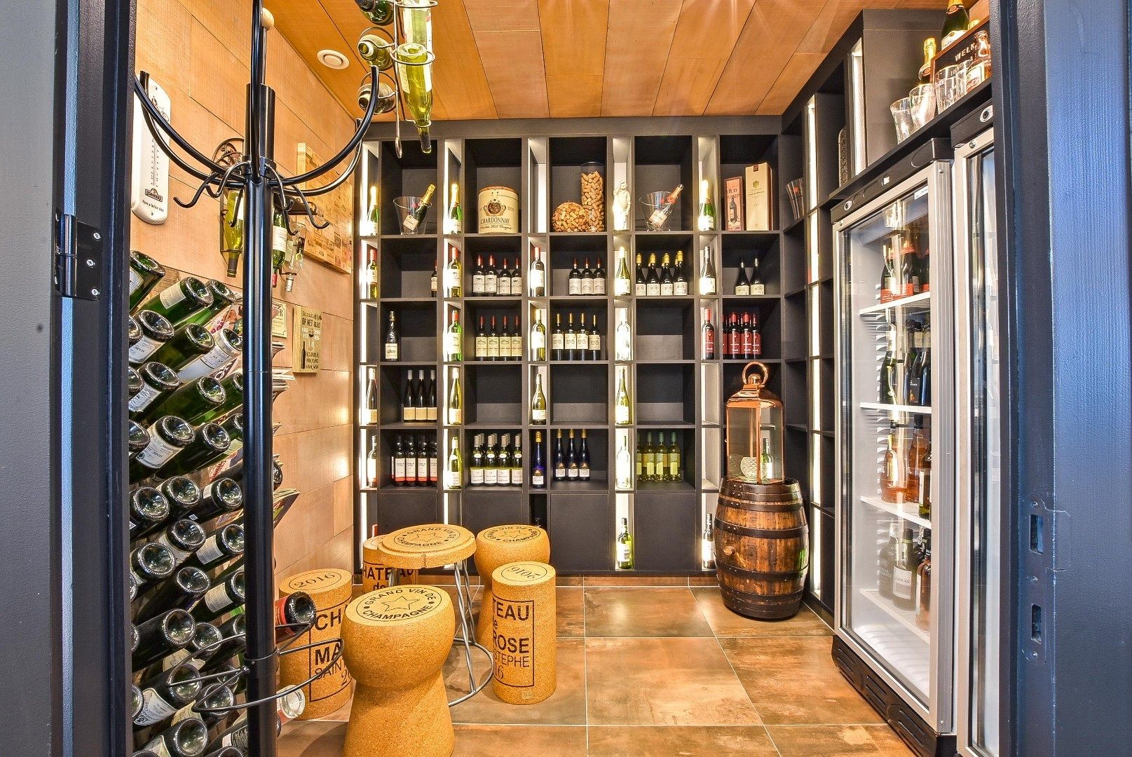 HUUR-KOOP: Restaurant 'De Haven' volledig gebouw met mogelijheden vlakbij de kaai gelegen op 313 m². foto 7