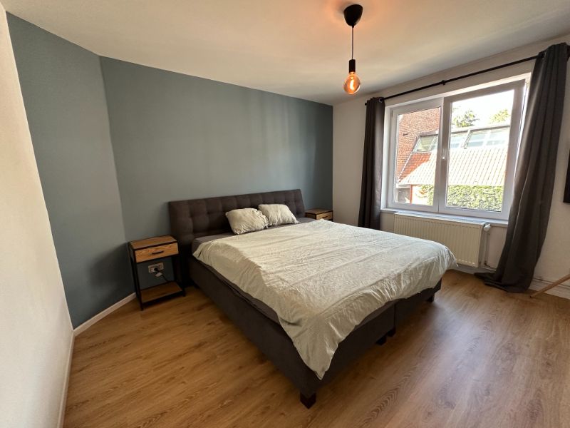 Recent gerenoveerde woning met ruime garage foto 17