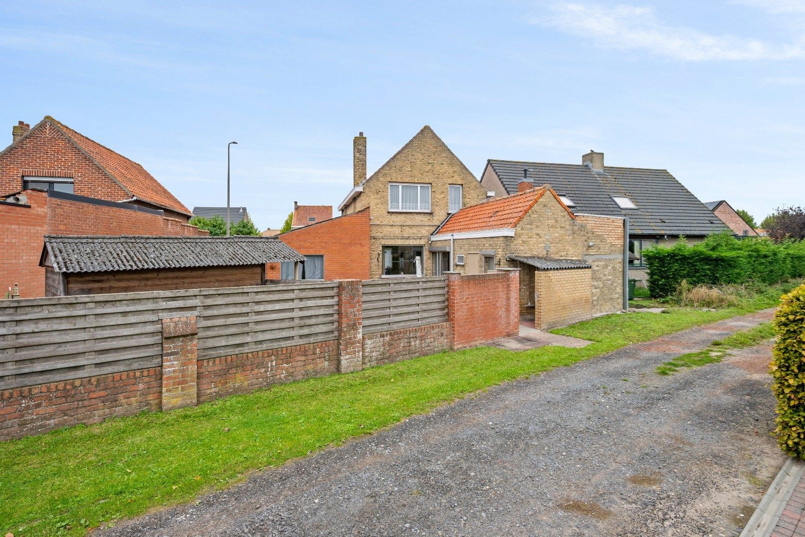 Op te frissen woning met 3 slaapkamers, garage en tuin. foto 24